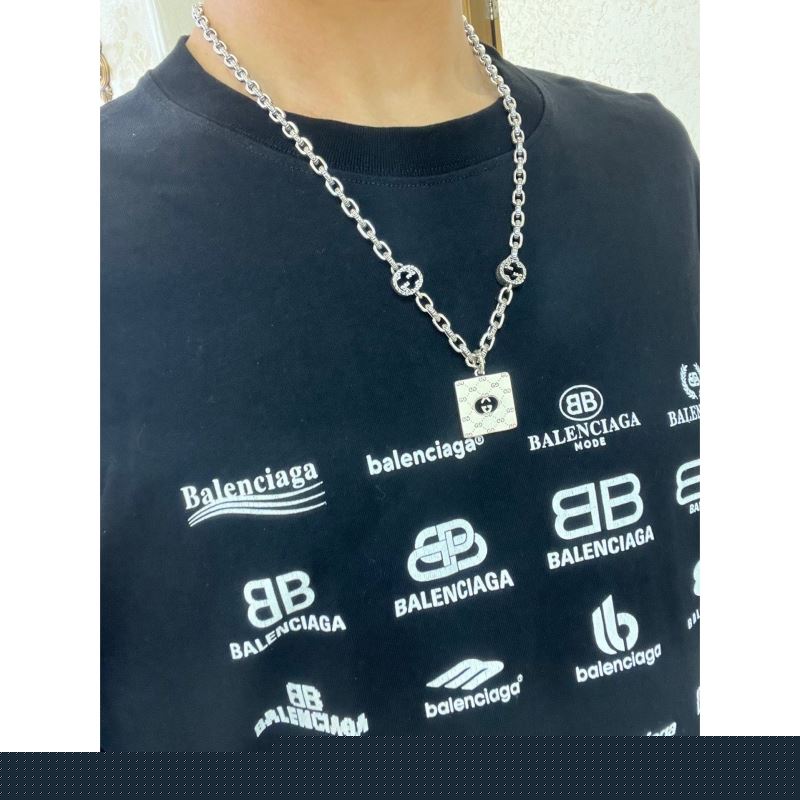 G*u*i necklaces